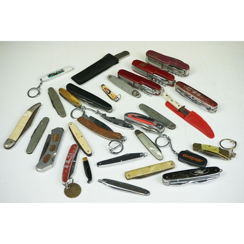 303 - A collection of vintage and contemporary pocket penknives.