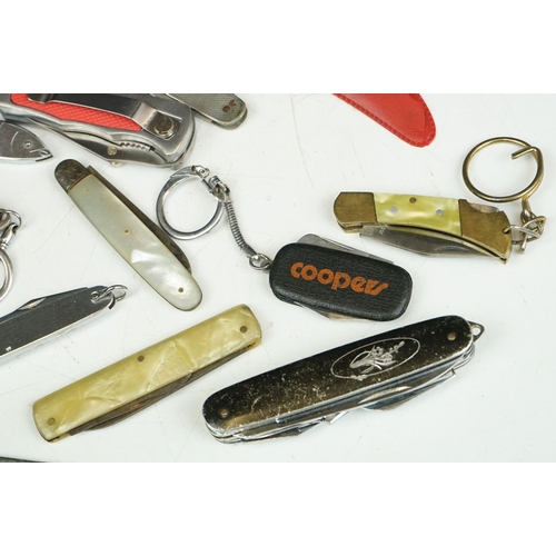 303 - A collection of vintage and contemporary pocket penknives.