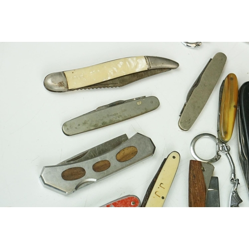 303 - A collection of vintage and contemporary pocket penknives.