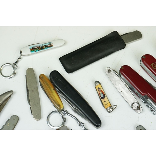 303 - A collection of vintage and contemporary pocket penknives.