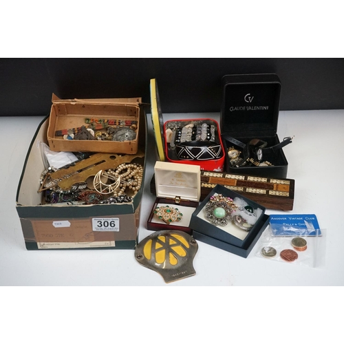 306 - A box of mixed collectables to include badges, medal bars, watches, jewellery, cribbage board, penkn... 