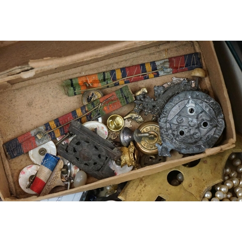 306 - A box of mixed collectables to include badges, medal bars, watches, jewellery, cribbage board, penkn... 