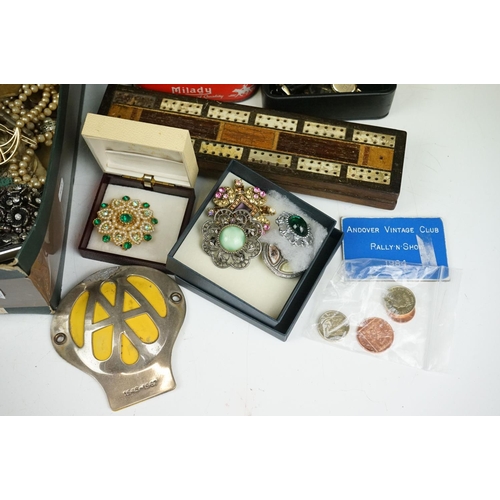 306 - A box of mixed collectables to include badges, medal bars, watches, jewellery, cribbage board, penkn... 