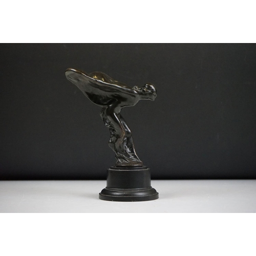 137 - A Rolls Royce style 'Spirit of Ecstasy' bronze car hood ornament, stands approx 17cm on base.