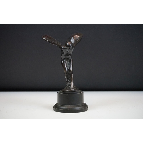 137 - A Rolls Royce style 'Spirit of Ecstasy' bronze car hood ornament, stands approx 17cm on base.