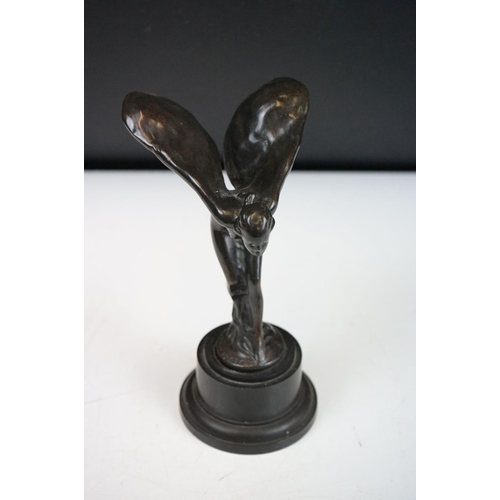 137 - A Rolls Royce style 'Spirit of Ecstasy' bronze car hood ornament, stands approx 17cm on base.