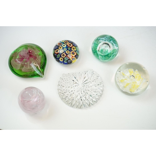 92 - Assorted 20th Century glassware to include Murano animals and an assortment of glass paperweights (a... 