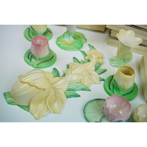 99 - Carlton Ware - An assortment of art deco ceramics to include boxed dishes with matching ceramic kniv... 