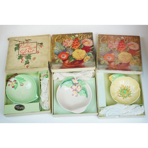 99 - Carlton Ware - An assortment of art deco ceramics to include boxed dishes with matching ceramic kniv... 