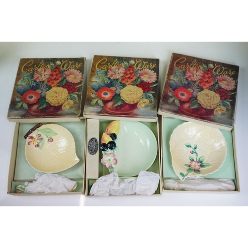 99 - Carlton Ware - An assortment of art deco ceramics to include boxed dishes with matching ceramic kniv... 