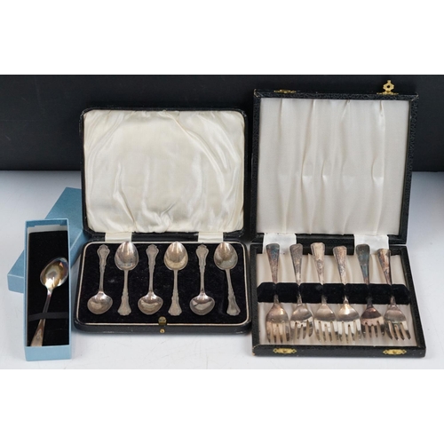 186 - A cased set of six fully hallmarked sterling silver teaspoons together with a boxed silver teaspoon ... 