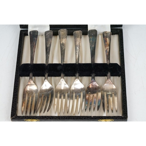 186 - A cased set of six fully hallmarked sterling silver teaspoons together with a boxed silver teaspoon ... 