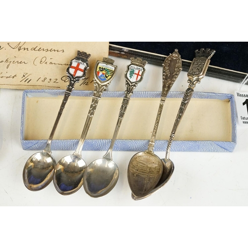 190 - A group of mixed collectables to include a fully hallmarked sterling silver vanity set within fitted... 