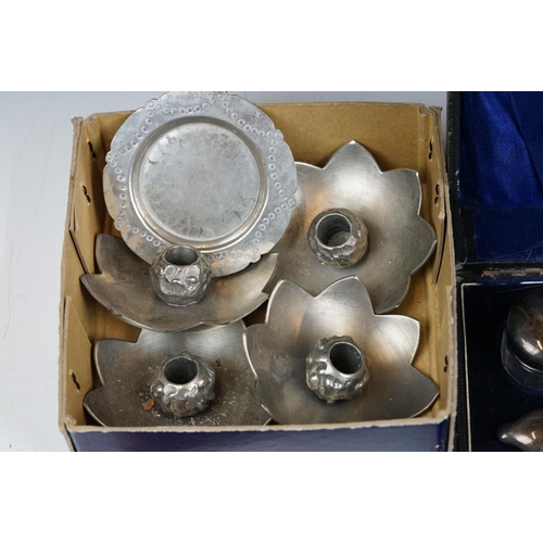 190 - A group of mixed collectables to include a fully hallmarked sterling silver vanity set within fitted... 