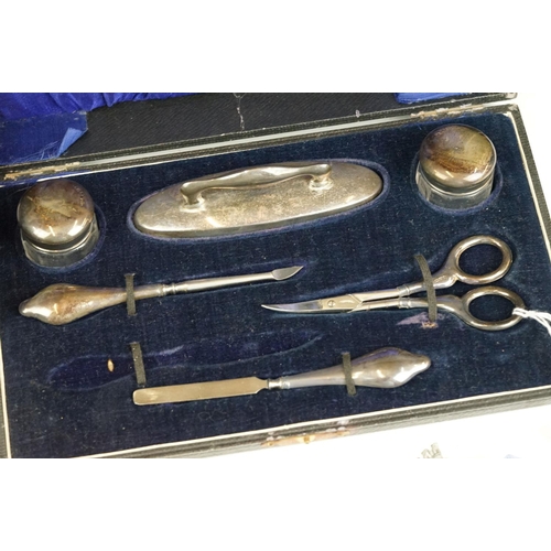 190 - A group of mixed collectables to include a fully hallmarked sterling silver vanity set within fitted... 