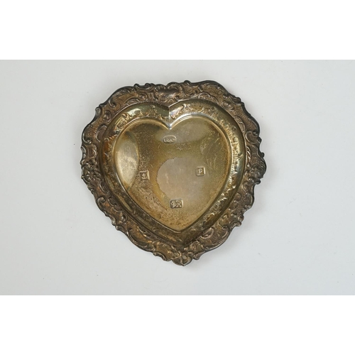 198 - A fully hallmarked sterling silver pin dish in the form of a heart.