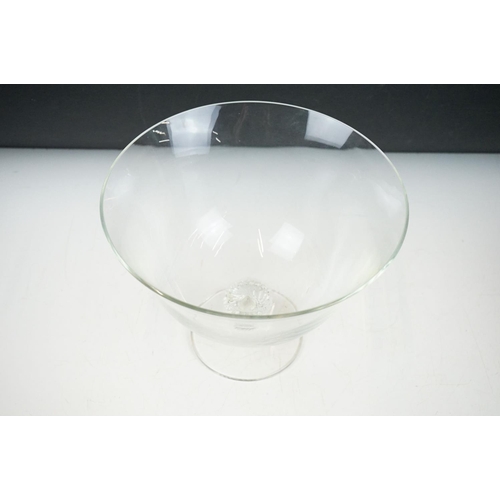 52A - Dartington glass - a footed centre-piece bowl having a fluted knopped stem with a flared rim. Measur... 