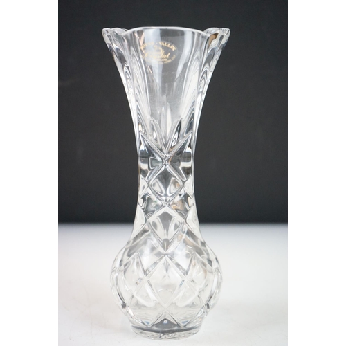 52A - Dartington glass - a footed centre-piece bowl having a fluted knopped stem with a flared rim. Measur... 