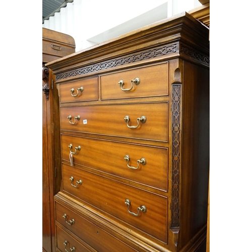 589 - George III style Mahogany Chest on Chest, the upper section with two short over three long drawers a... 