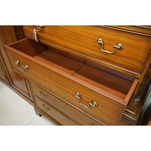 589 - George III style Mahogany Chest on Chest, the upper section with two short over three long drawers a... 