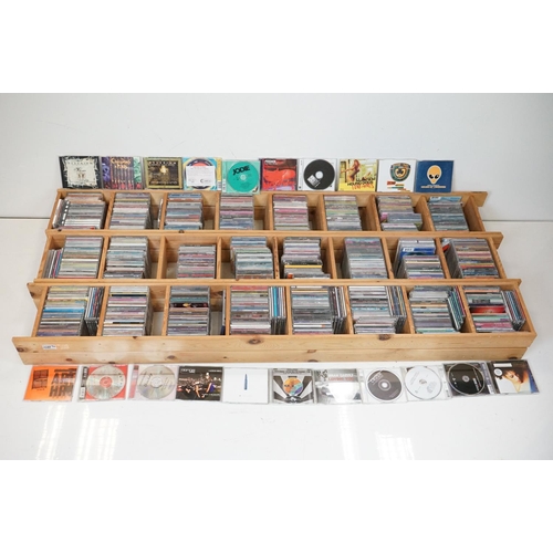 CDs - A large collection of approx 600 CD singles to include