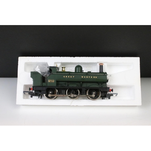 49 - Four boxed Hornby OO gauge locomotives to include R060 BR Class B17 4-6-0 Leeds United, R349 GWR Kin... 