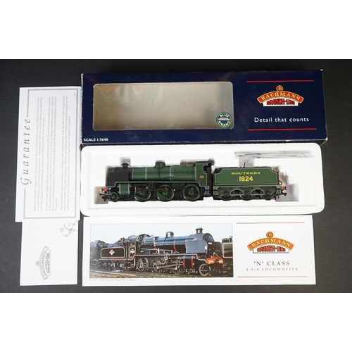 28 - Four boxed Bachmann OO gauge locomotives to include 32003 4936 Kinlet Hall Great Western with crest ... 