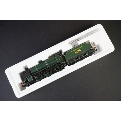 28 - Four boxed Bachmann OO gauge locomotives to include 32003 4936 Kinlet Hall Great Western with crest ... 