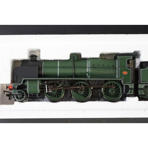 28 - Four boxed Bachmann OO gauge locomotives to include 32003 4936 Kinlet Hall Great Western with crest ... 