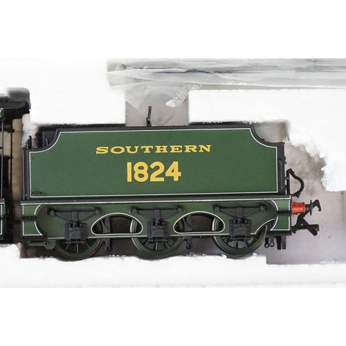 28 - Four boxed Bachmann OO gauge locomotives to include 32003 4936 Kinlet Hall Great Western with crest ... 