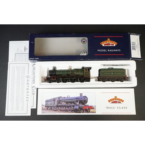 28 - Four boxed Bachmann OO gauge locomotives to include 32003 4936 Kinlet Hall Great Western with crest ... 