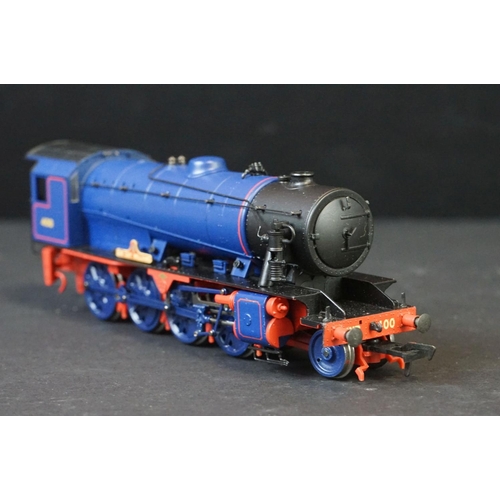 41 - Cased Bachmann OO gauge WD 2-9-0 Sir Guy Williams locomotive, complete with paperwork