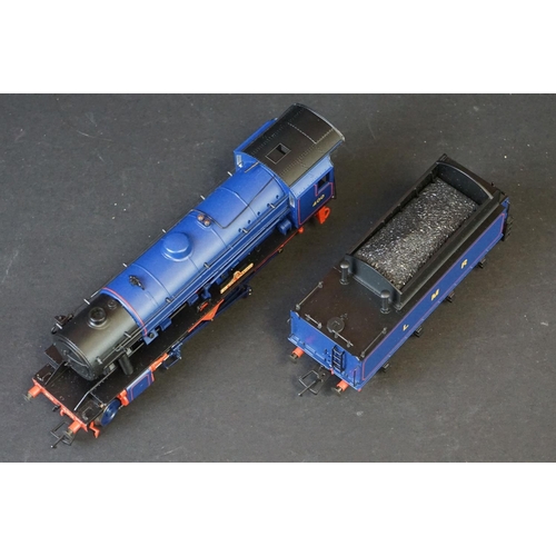 41 - Cased Bachmann OO gauge WD 2-9-0 Sir Guy Williams locomotive, complete with paperwork