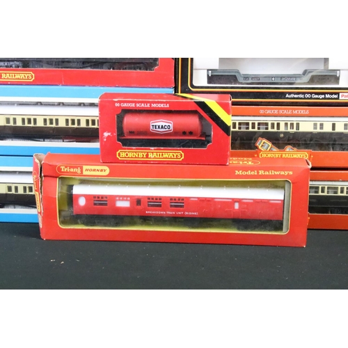 63 - 25 Boxed OO gauge items of rolling stock to include 15 x Hornby / Triang, 8 x Palitoy Mainline and 2... 