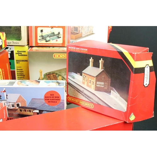 68 - 14 Boxed OO gauge trackside accessories to include Hornby, Linka, John Piper and Playcraft featuring... 