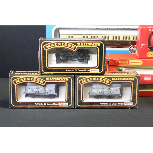 63 - 25 Boxed OO gauge items of rolling stock to include 15 x Hornby / Triang, 8 x Palitoy Mainline and 2... 