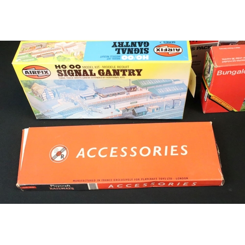 68 - 14 Boxed OO gauge trackside accessories to include Hornby, Linka, John Piper and Playcraft featuring... 