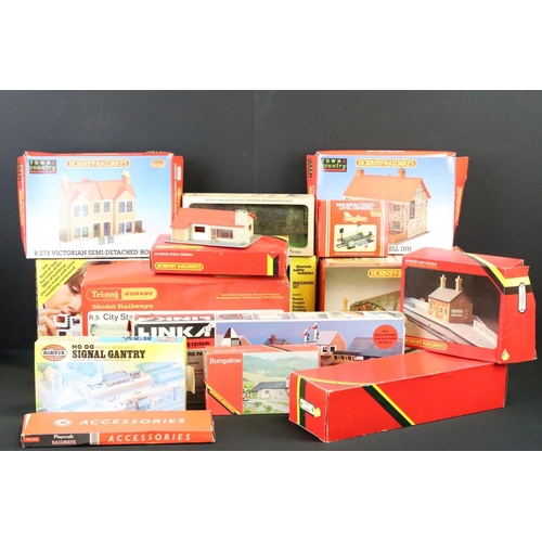 68 - 14 Boxed OO gauge trackside accessories to include Hornby, Linka, John Piper and Playcraft featuring... 