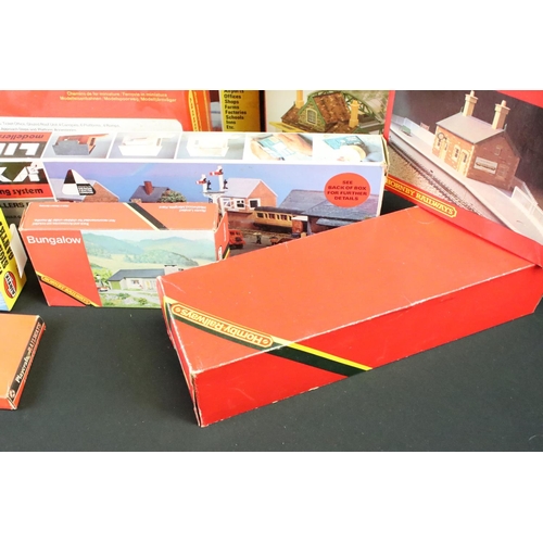 68 - 14 Boxed OO gauge trackside accessories to include Hornby, Linka, John Piper and Playcraft featuring... 