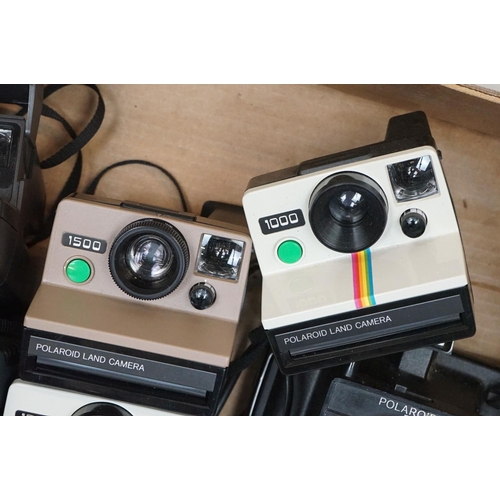 366 - Collection of 12 Polaroid instant cameras to include a Polaroid 636 Talking Camera, Polaroid Colorpa... 