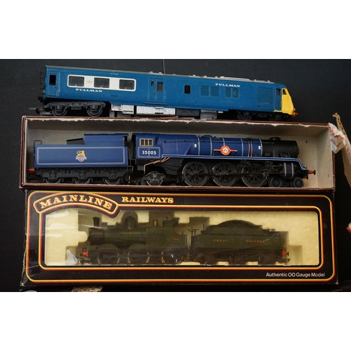 103 - Collection of OO gauge model railway to include Hornby Canadian Pacific locomotive with tender, boxe... 