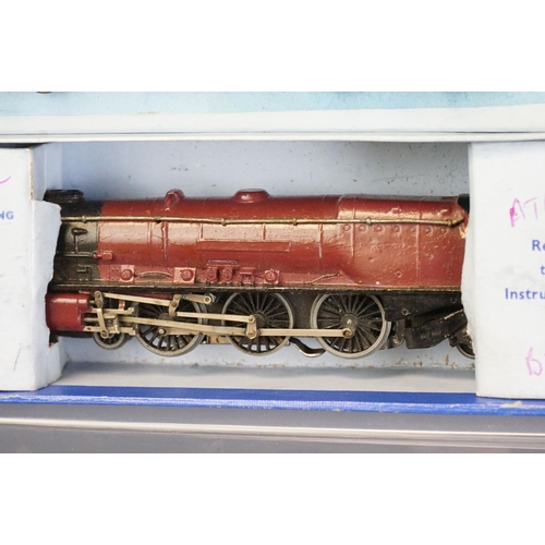 104 - Quantity of Hornby Dublo model railway to include boxed EDP2 Passenger Train Set (tatty box, repaint... 