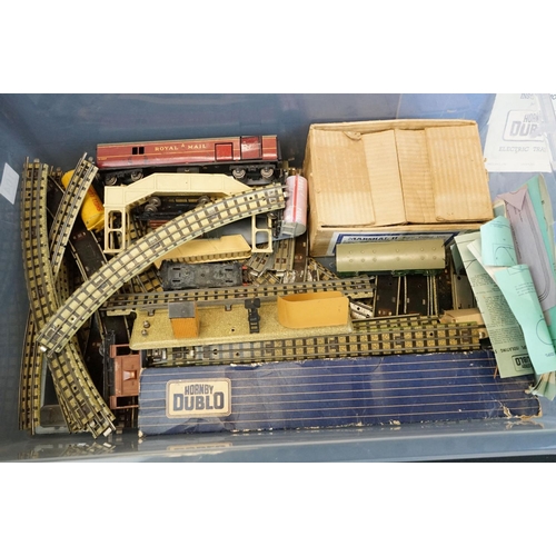 104 - Quantity of Hornby Dublo model railway to include boxed EDP2 Passenger Train Set (tatty box, repaint... 