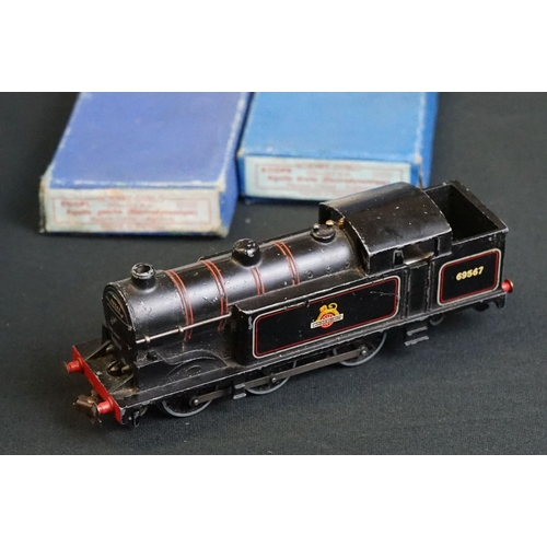 104 - Quantity of Hornby Dublo model railway to include boxed EDP2 Passenger Train Set (tatty box, repaint... 