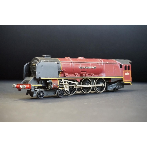 112 - Boxed Triang Wrenn OO gauge No 2226 City of London locomotive (tatty box)