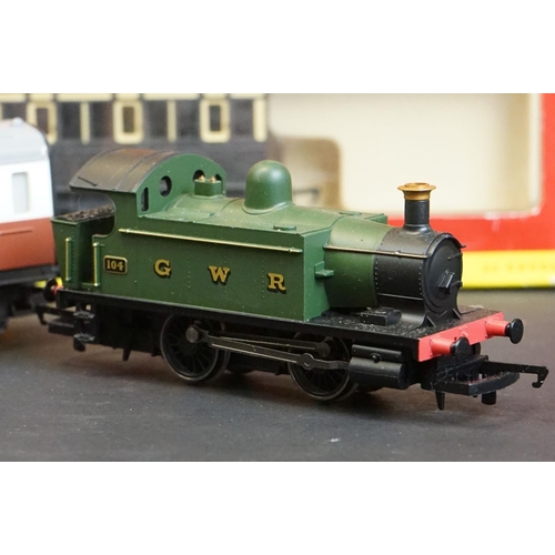 115 - Group of Hornby OO gauge model railway to include boxed Railroad R3953 BR 0-4-0 Locomotive No 42021 ... 