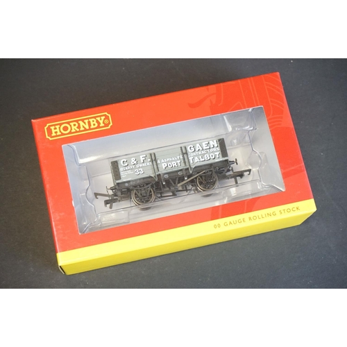 115 - Group of Hornby OO gauge model railway to include boxed Railroad R3953 BR 0-4-0 Locomotive No 42021 ... 