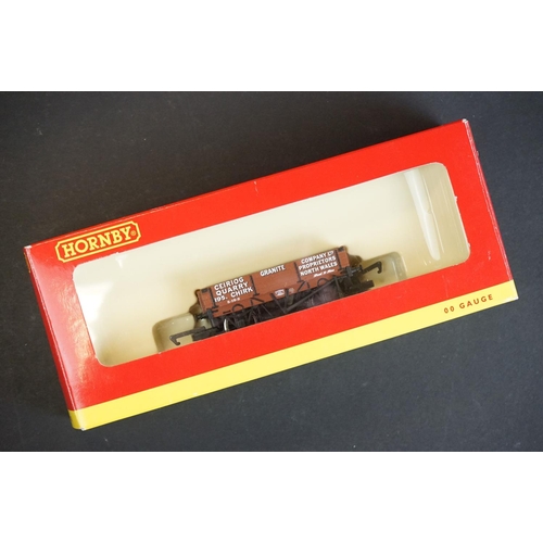 115 - Group of Hornby OO gauge model railway to include boxed Railroad R3953 BR 0-4-0 Locomotive No 42021 ... 