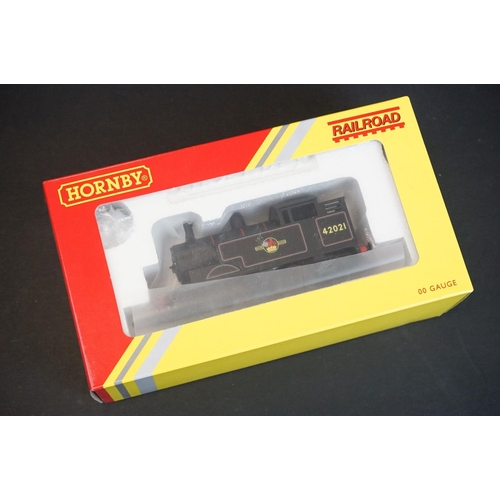 115 - Group of Hornby OO gauge model railway to include boxed Railroad R3953 BR 0-4-0 Locomotive No 42021 ... 