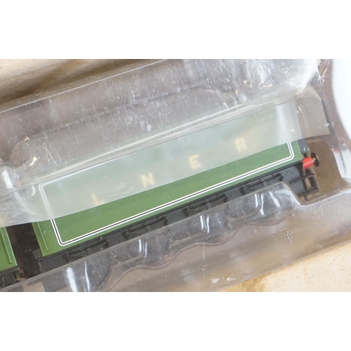 118 - Boxed Hornby OO gauge R1255 Flying Scotsman electric train set, complete, a touch of discolouring to... 